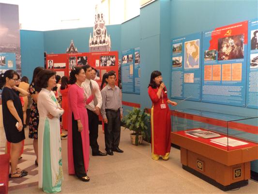 ງານວາງສະແດງ “ປະທານໂຮ່ຈິມິນ-ການເດີນທາງຊອກຫາເສັ້ນທາງກູ້ຊາດ”